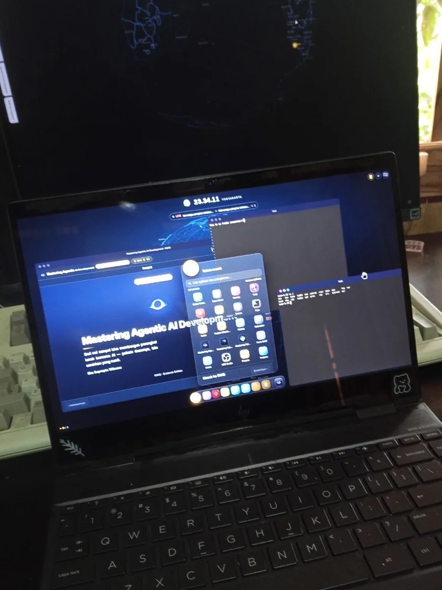 Laptop HP Envy menjalankan RWID/OS: aplikasi RWID dan dua terminal sebagai jendela setara