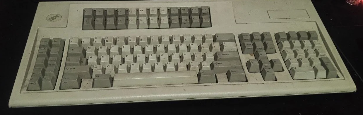 صورة للوحة IBM Model M بـ 122 مفتاحًا تعود لمؤسس RWID، وهي اللوحة التي استُخدمت لبناء Model M Remap